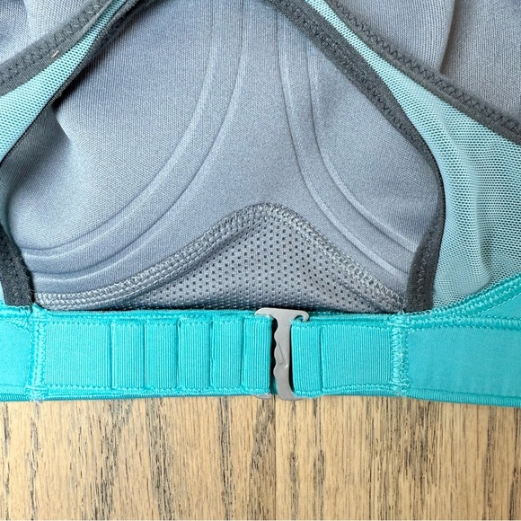 Nike Women’s Turquoise Dri Fit Sports Bra with Clasp and Adustable Straps Size M - Picture 9 of 14